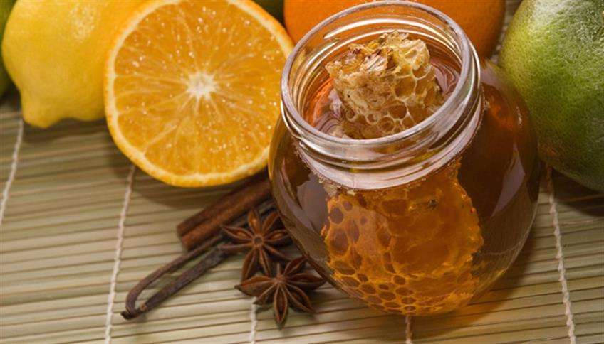 La Propoli è una delle tante sostanze prodotte dalle api La Propoli è una delle tante sostanze prodotte dalle api